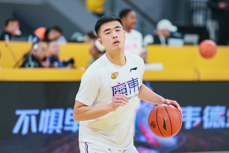 媒体人：广东和张文逸将1年C类合同续约 后者拒了其他队更高报价 缩略图
