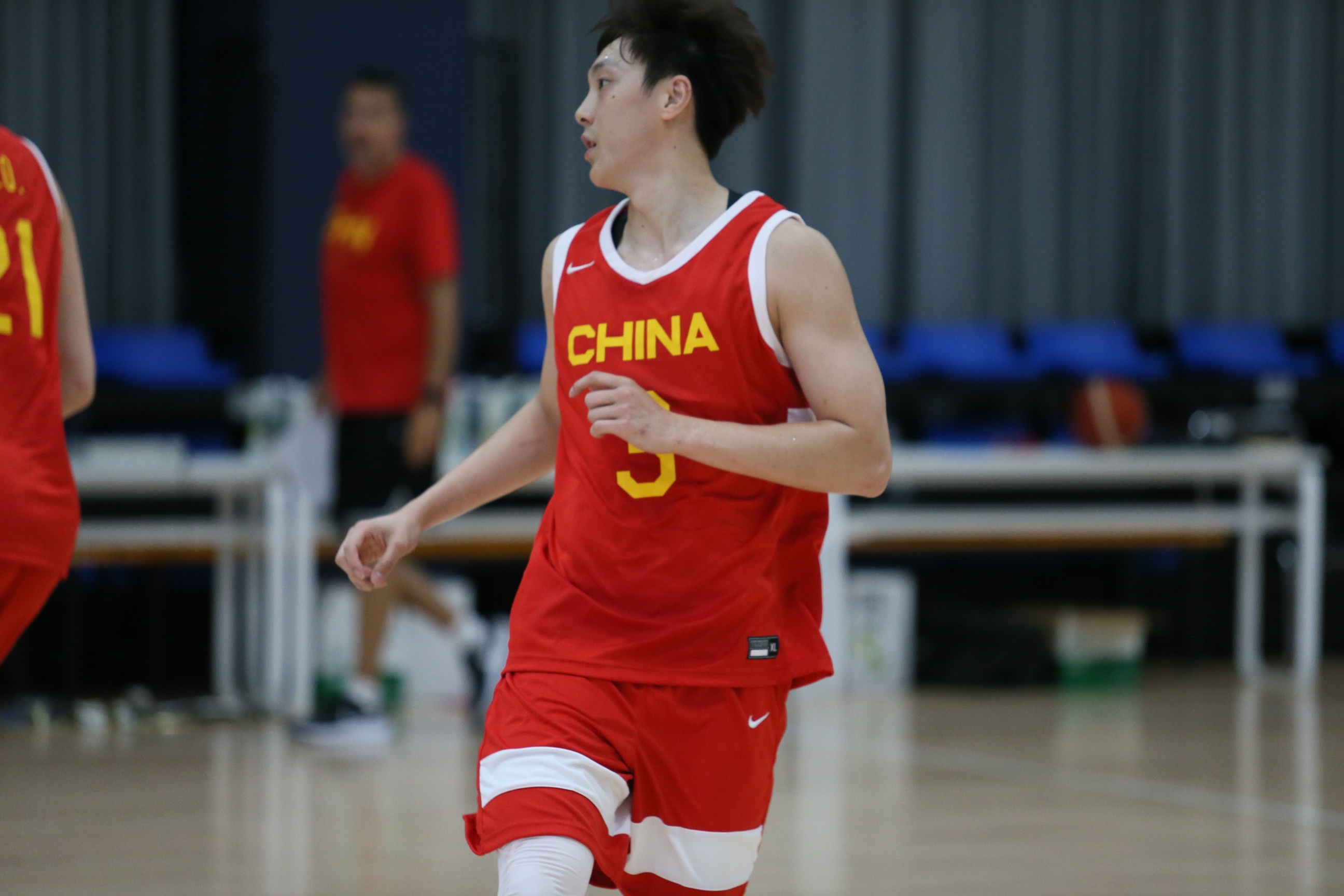 媒体人：状态这么差的胡明轩出战29分钟 说明他有郭导想要的东西 缩略图